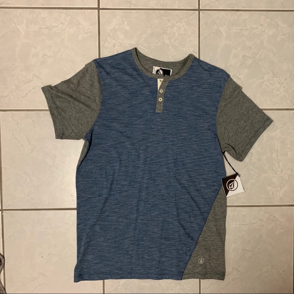 VOLCOM T-SHIRT.